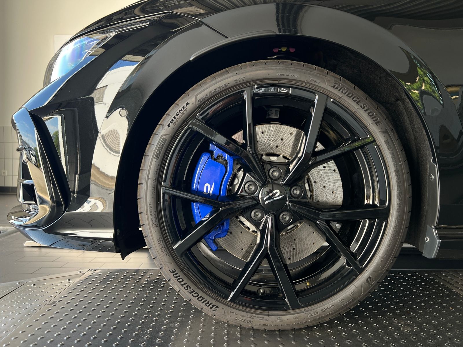 Fahrzeugabbildung Volkswagen Golf VIII R 2.0 TSI DSG 4MOTION *R-Performance,