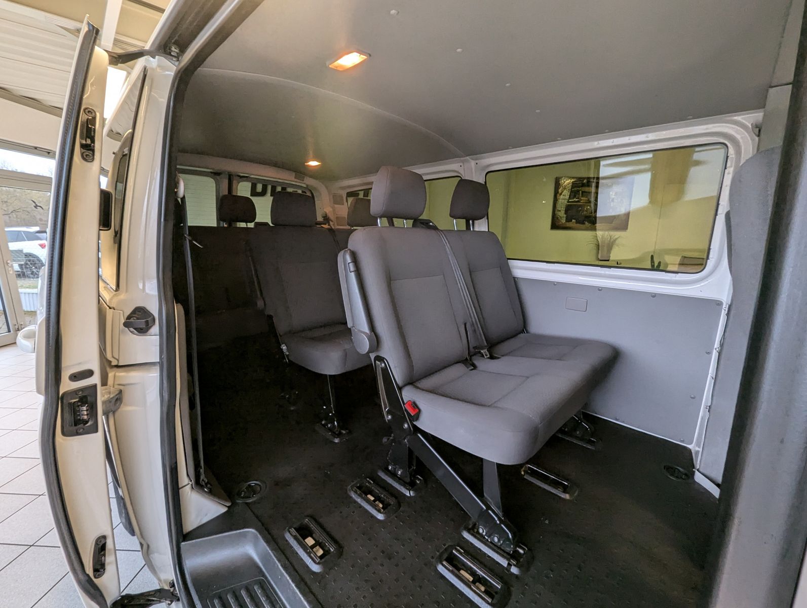 Fahrzeugabbildung Volkswagen T6 Transporter TDI lang 103KW Scheckheft 9-Sitze