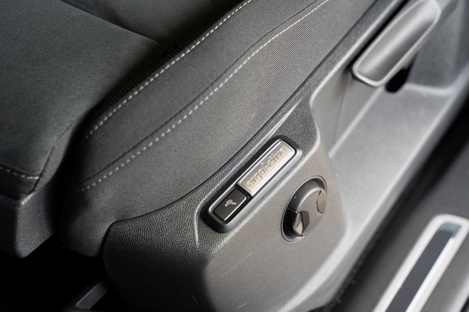 Fahrzeugabbildung Volkswagen TIGUAN 1.5 COMF KAM STHZ ERGO NAVI ACC KEYLESS