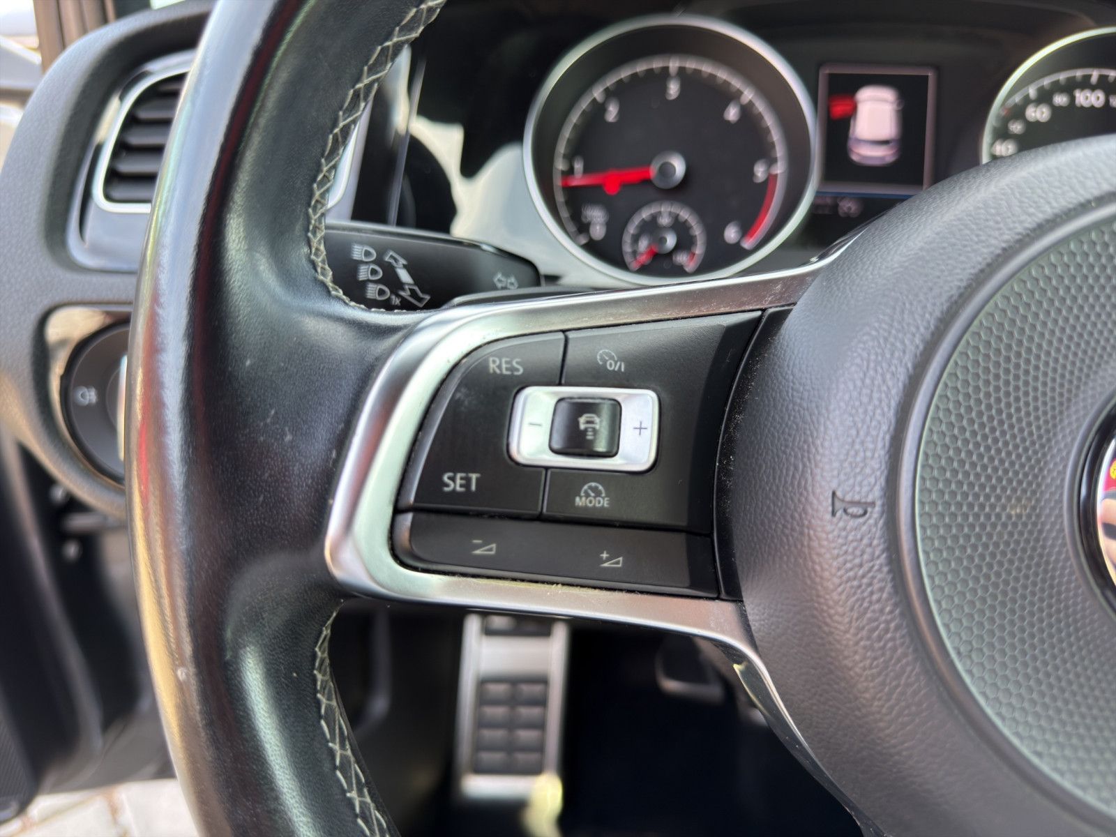 Fahrzeugabbildung Volkswagen Golf R-Line Apple /Szhzg/1.Hand/DAB/LED/Klimaaut