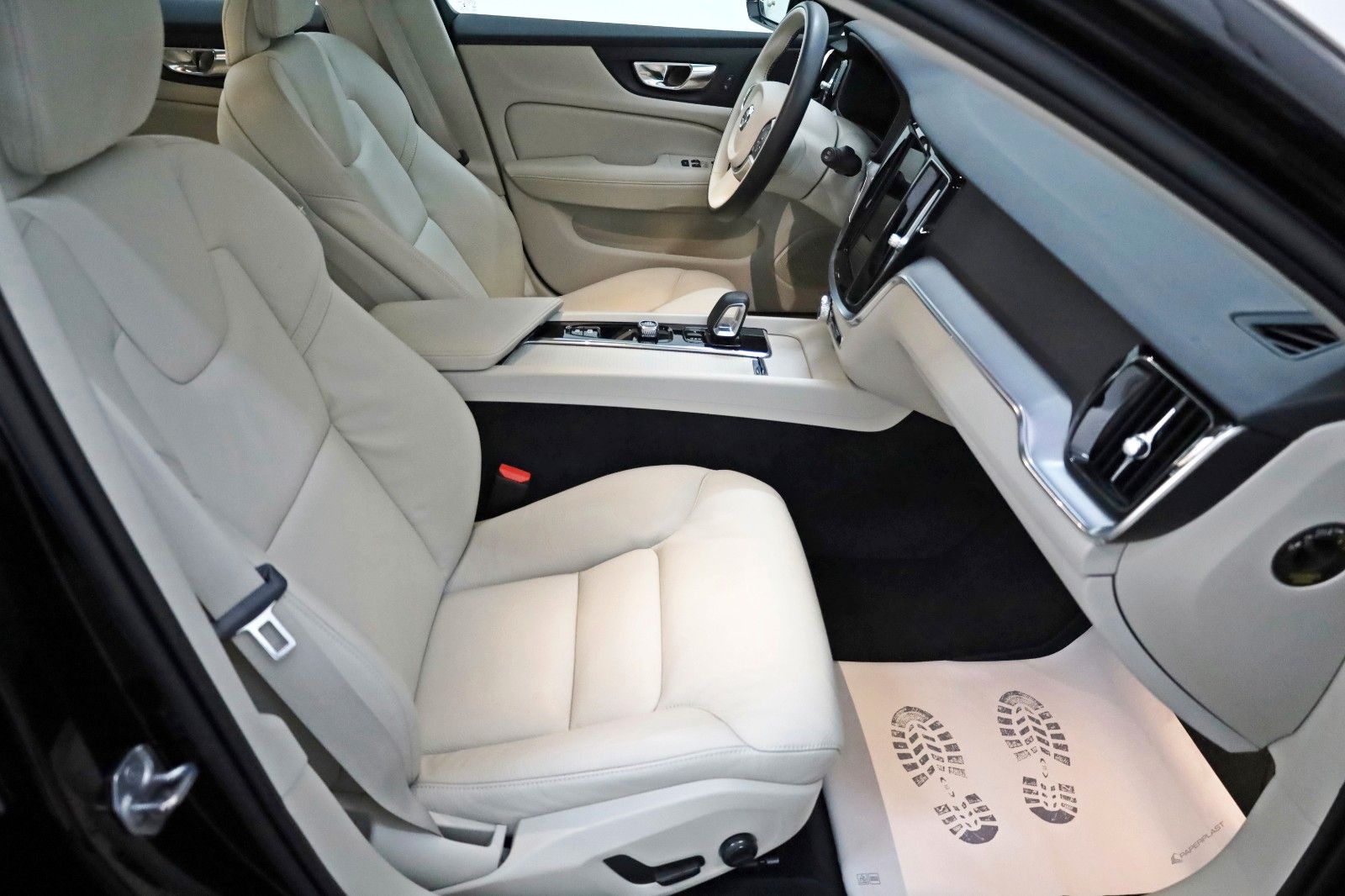 Fahrzeugabbildung Volvo V60 B4 D, Momentum Pro,Leder,Navi,SH,Kamera,ACC