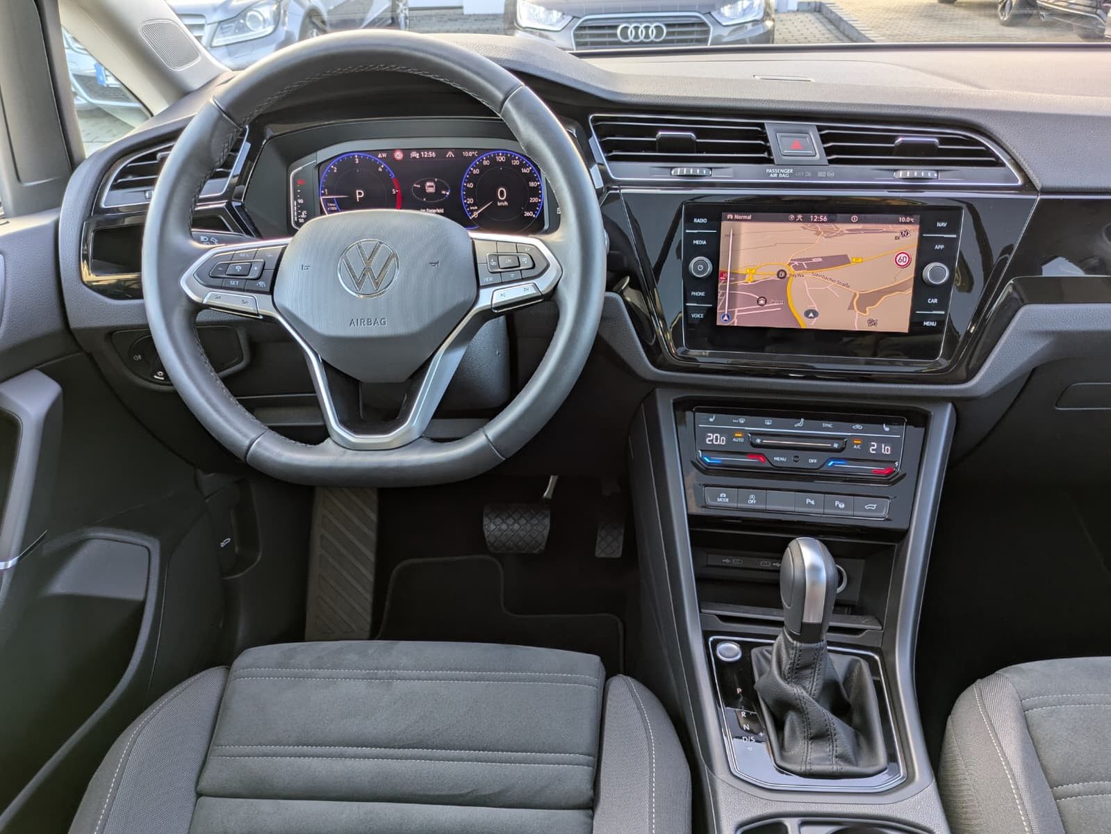 Fahrzeugabbildung Volkswagen Touran 2.0 DSG R-Line High. Pano 7-Si IQ.Dri AHK