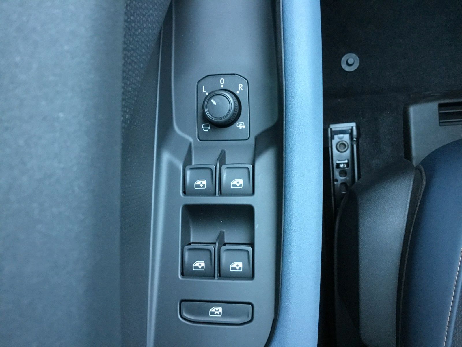 Fahrzeugabbildung CUPRA Terramar 1.5 eTSI DSG+AHK+360°+Headup+ACC