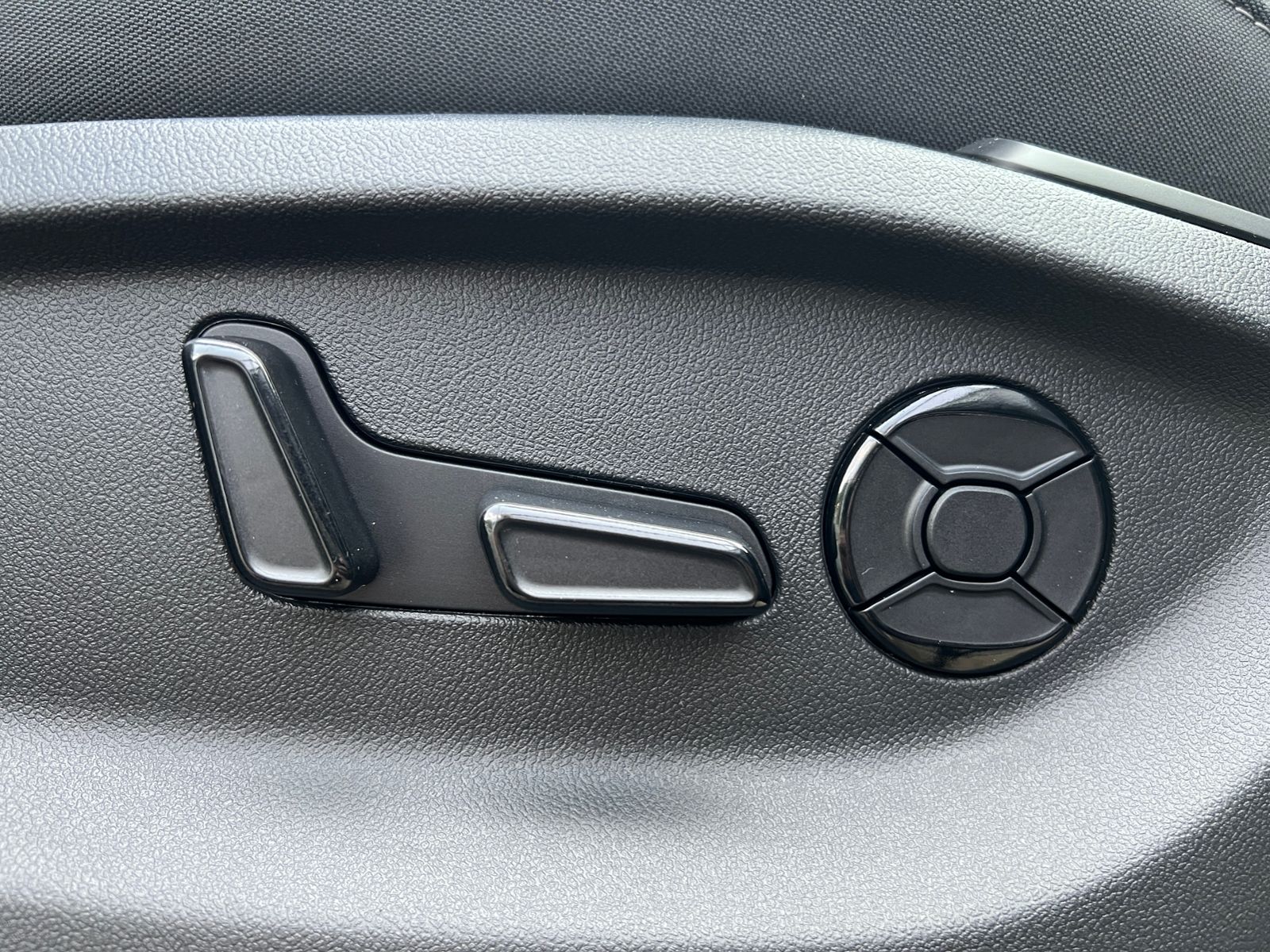 Fahrzeugabbildung SKODA Kodiaq Sportline 1.5 TSI IV DSG *LED, Navi, AHK,