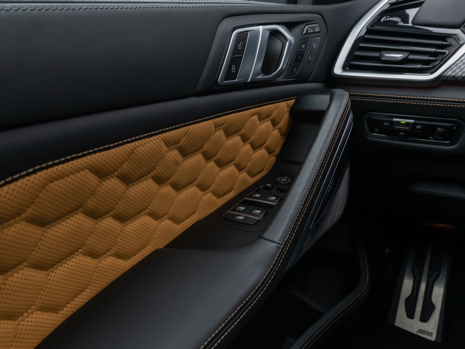 Fahrzeugabbildung BMW X6 M Panorama 360°Laser B&W Massage SoftCl AHK