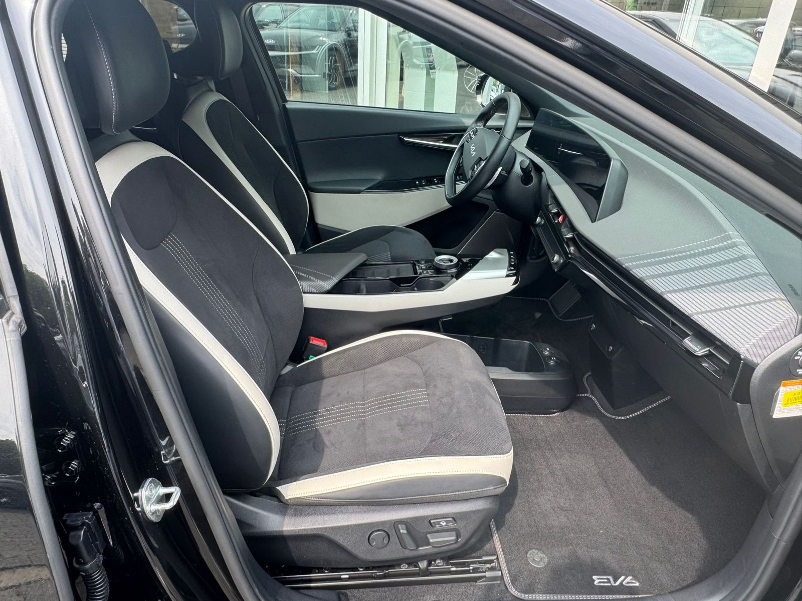 Fahrzeugabbildung Kia EV6 GT-Line 4WD WERKSGA+MEMO+AHK+HEAD+ACC+360°