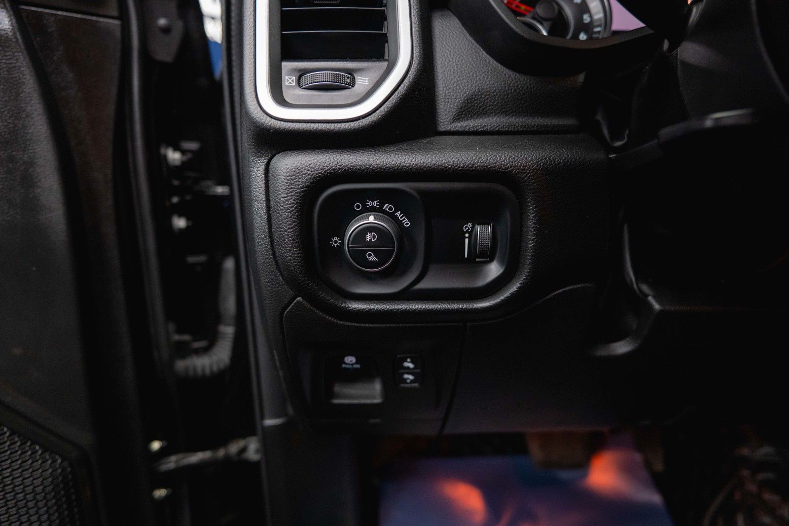 Fahrzeugabbildung Dodge RAM 5.7 V8 HEMI 4x4 OFFROAD Night Limited 19%