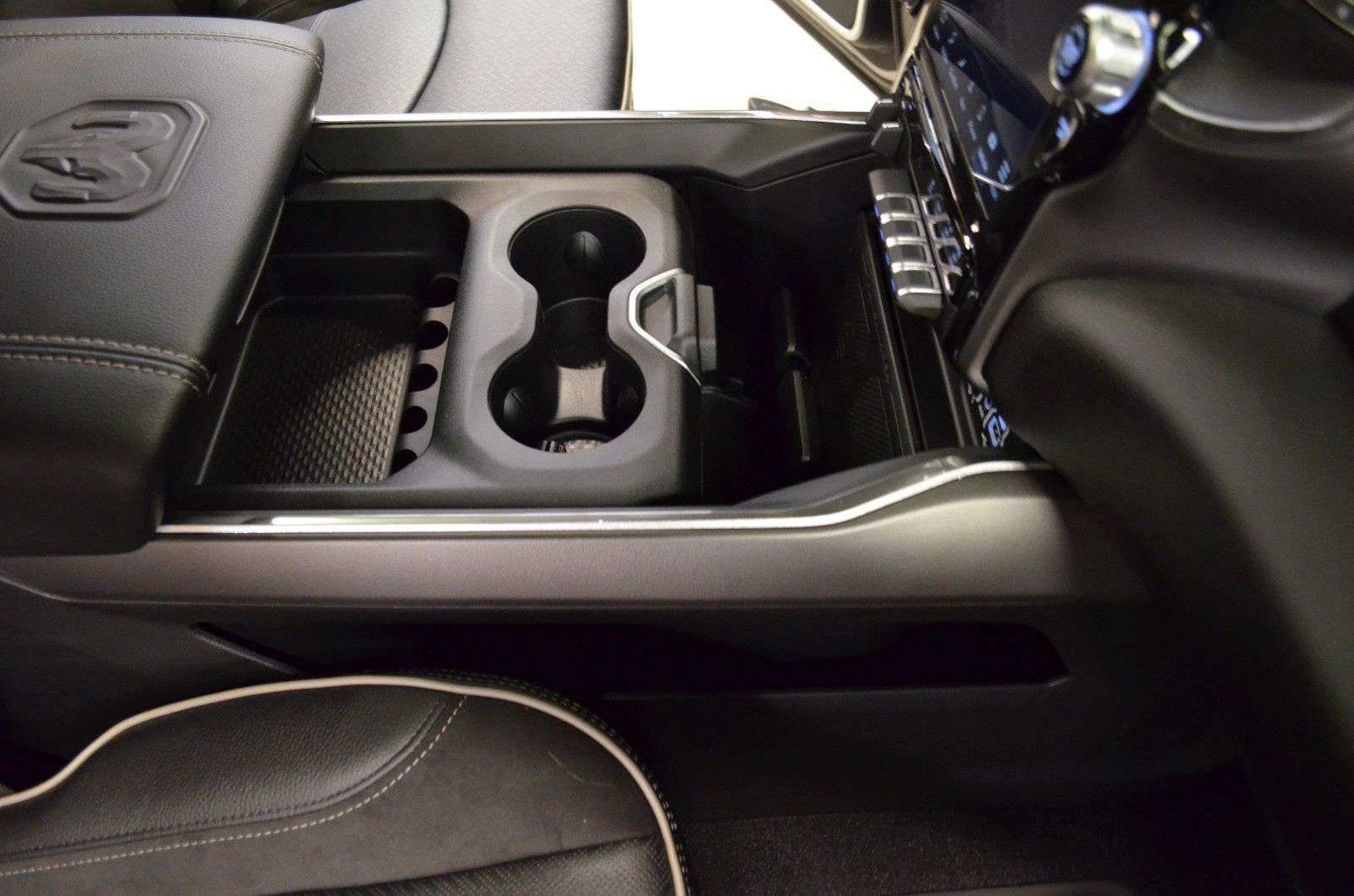 Fahrzeugabbildung Dodge RAM 2500 Laramie NIGHT Mega Cab 4x4