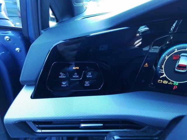 Fahrzeugabbildung Volkswagen Golf VIII EDITION 50 Matrix AHK PANO HUD Kamera