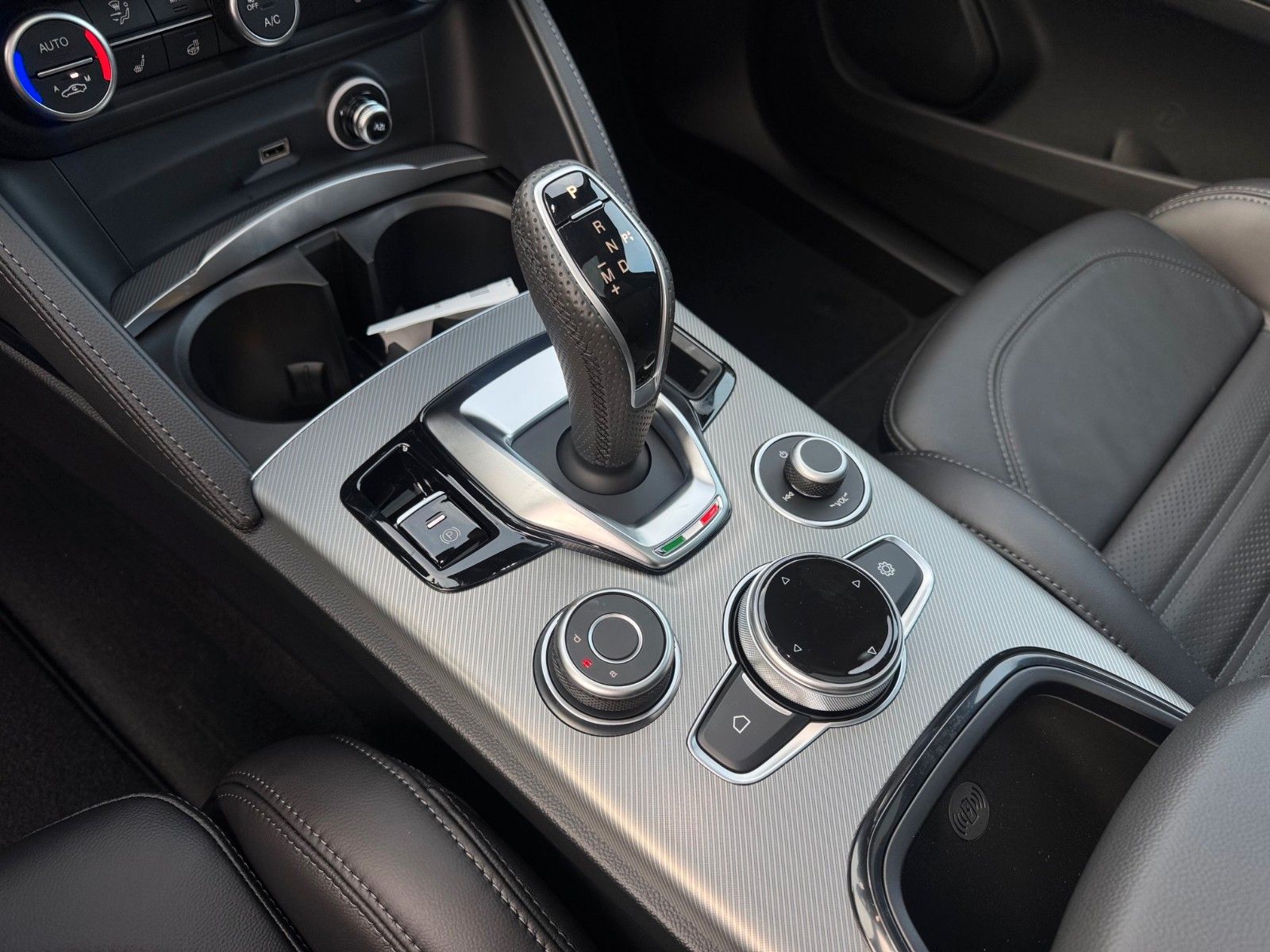 Fahrzeugabbildung Alfa Romeo VELOCE 2.0 Turbo 280PS Q4 GLASDACH NAVI KAMERA