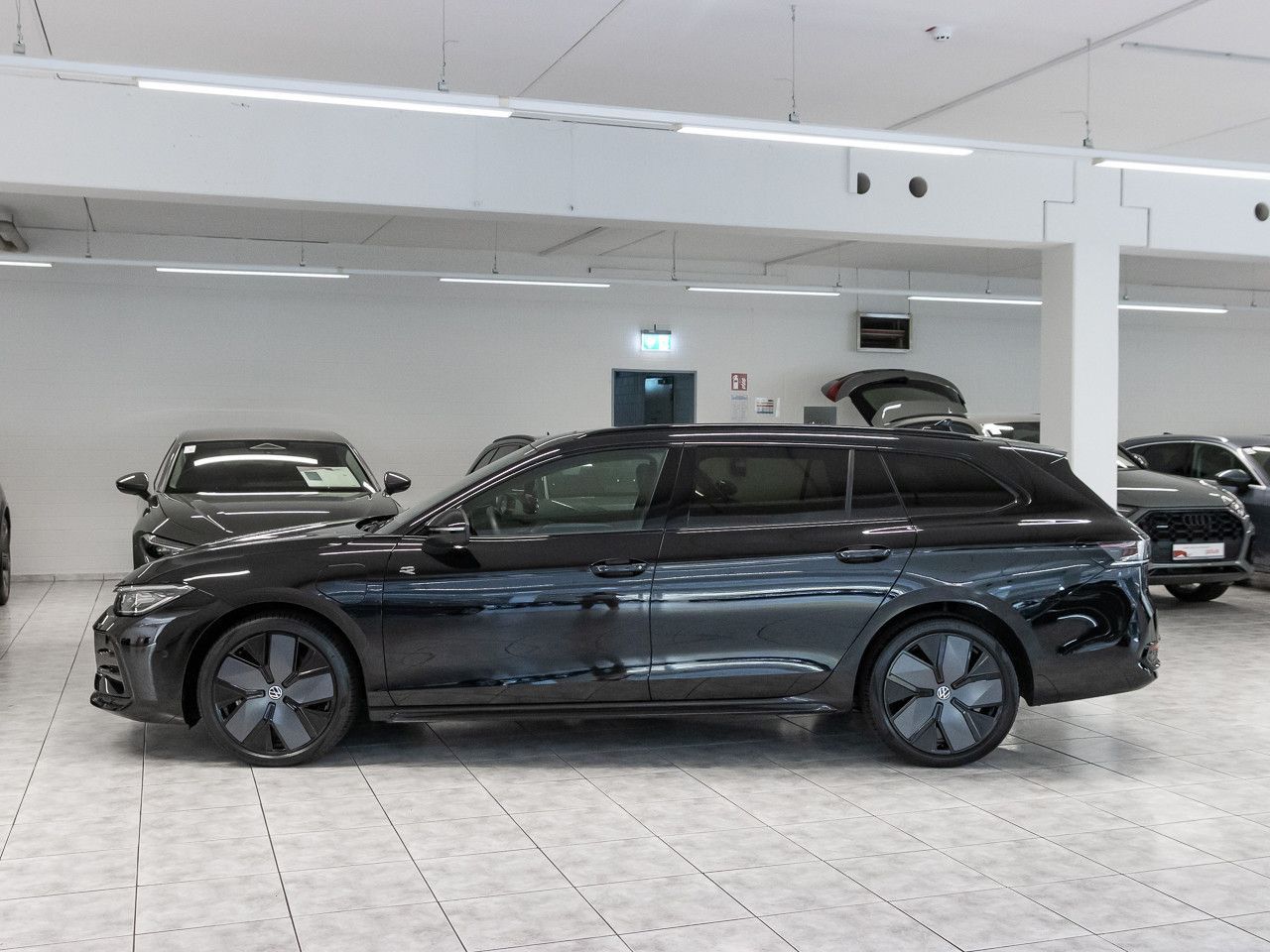 Volkswagen Passat Variant 1.5 TSI eHybrid R line Pano AHK foto 3