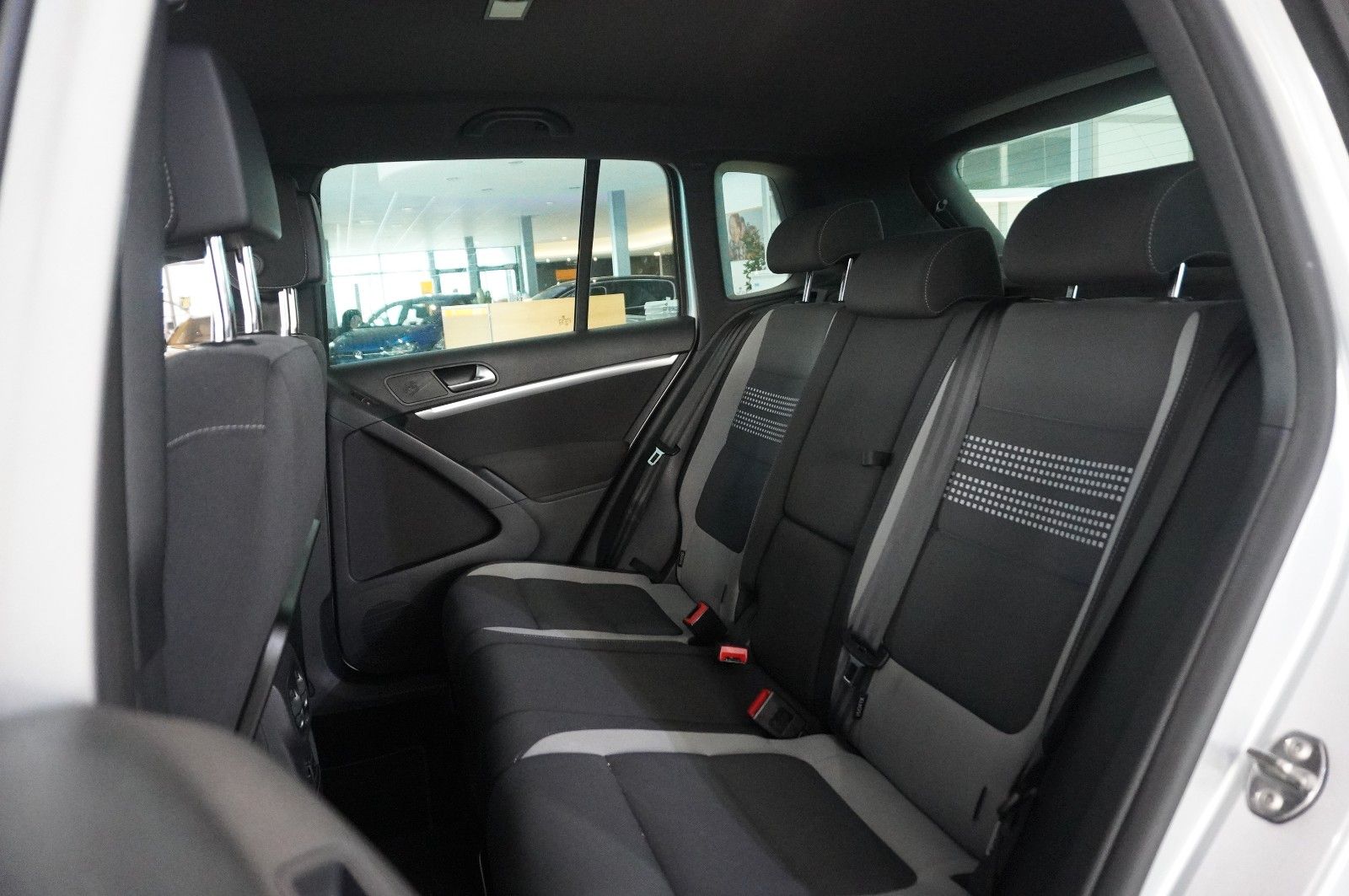 Fahrzeugabbildung Volkswagen Tiguan 2.0D LIFE KLIMA/SHZ/PDC/AUX/NEBEL