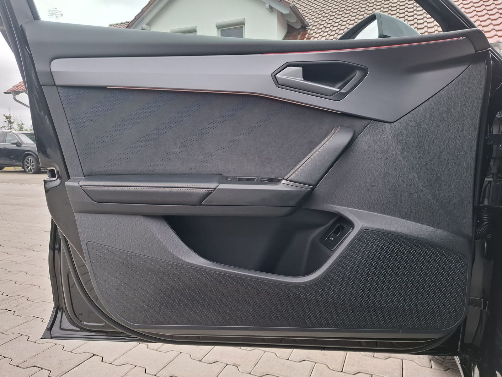 Fahrzeugabbildung CUPRA Leon 1.5 eTSI DSG AHK*DYNAMICA*EDGE*LED*5JGARAN.