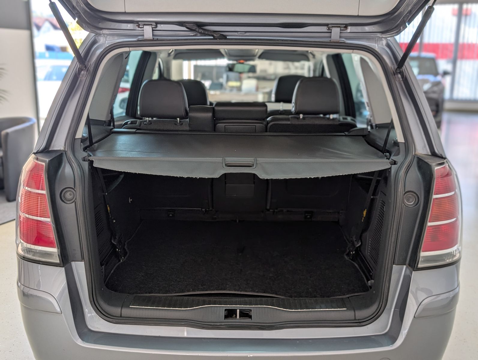 Fahrzeugabbildung Opel Zafira 2.2 Cosmo PANO 7S EURO4 GRÜN PLAK