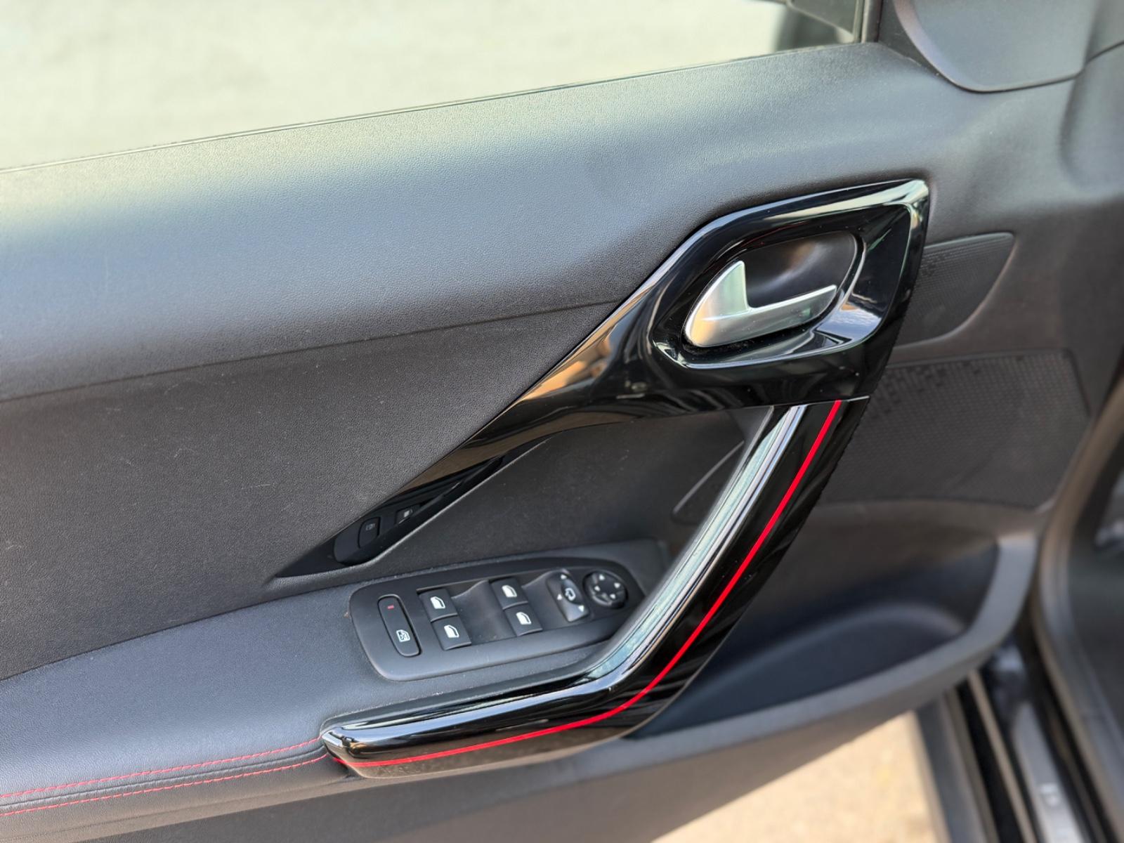 Peugeot 2008 Allure GT-Line Aut. *LEDER*KAMERA*NAVI*LED*