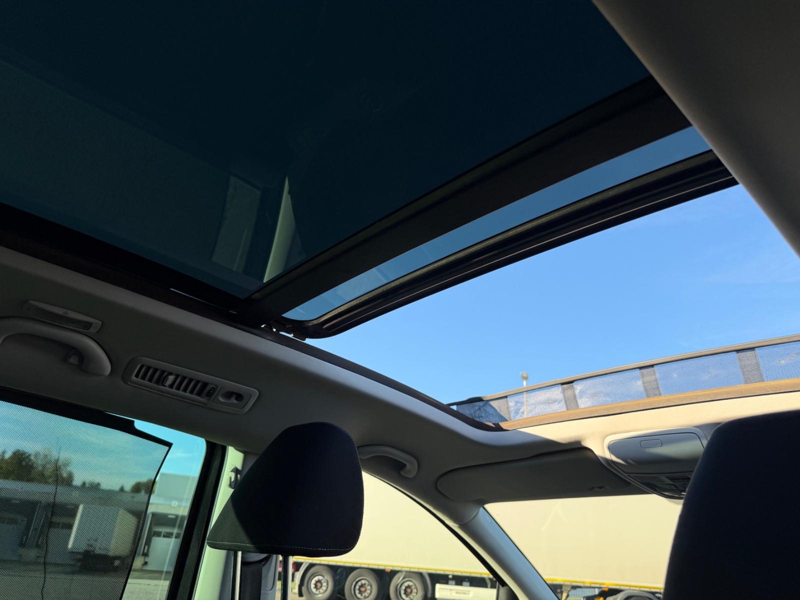 Volkswagen Sharan 2012 — photo 16