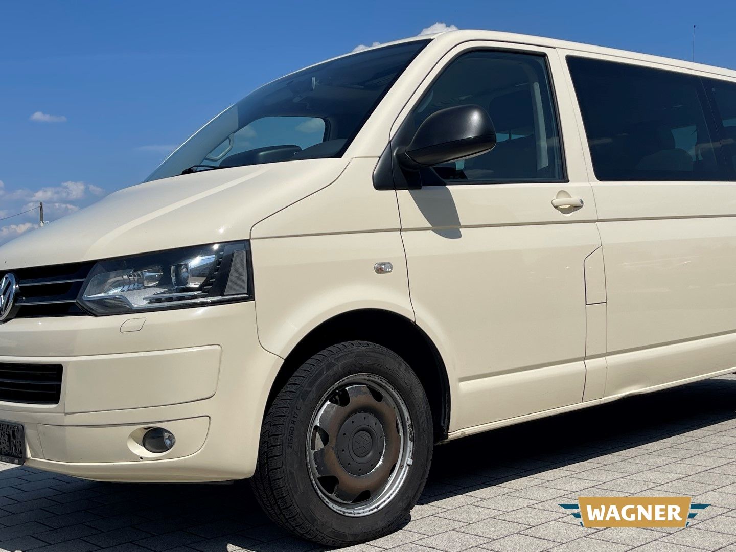 Fahrzeugabbildung Volkswagen T5 Caravelle Comfortline lang 2.0 BiTDI 9-Sitzer