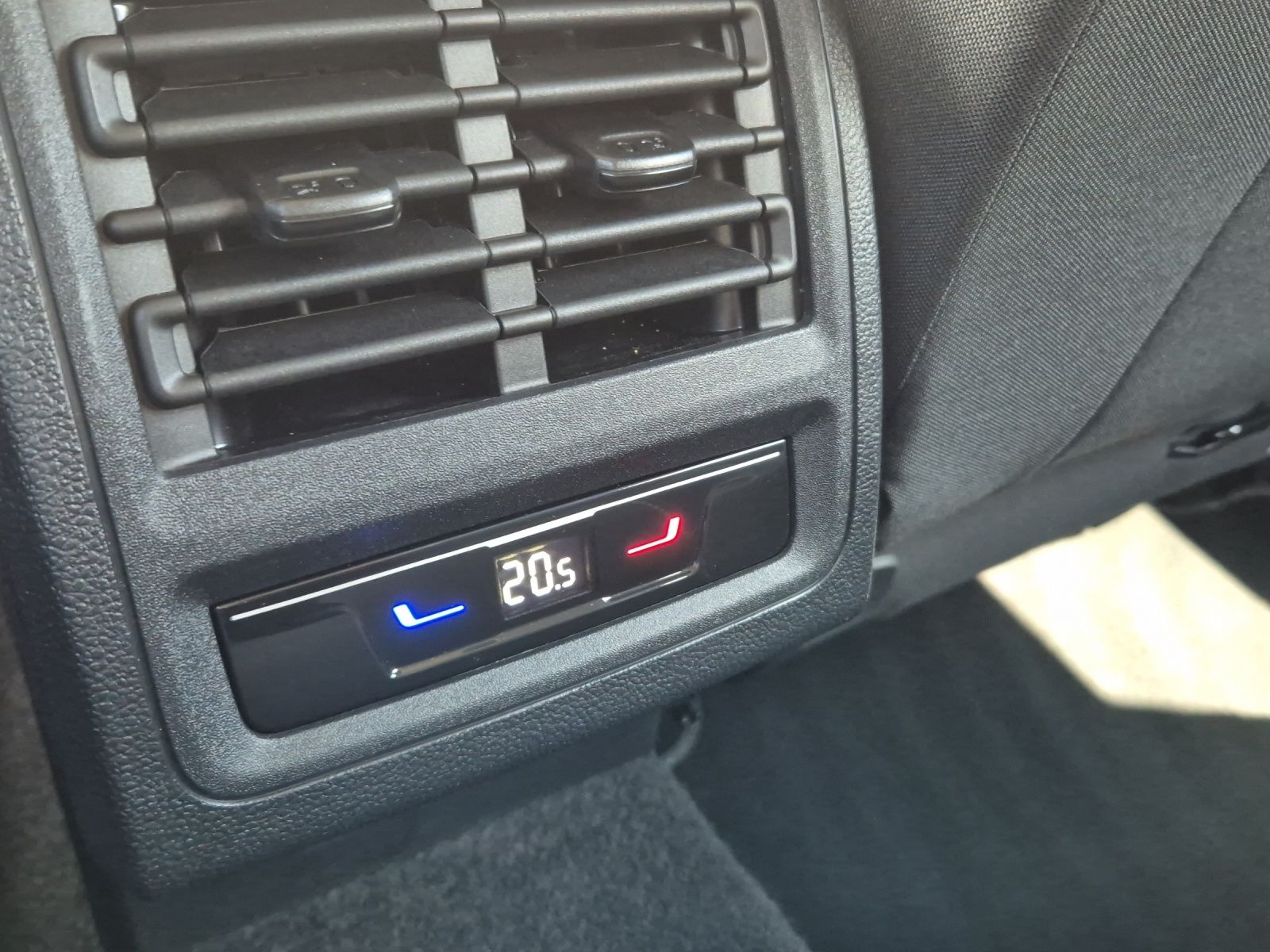 Fahrzeugabbildung Volkswagen Golf VIII TSI Move LED AID PDC Lane-Assist SH LM