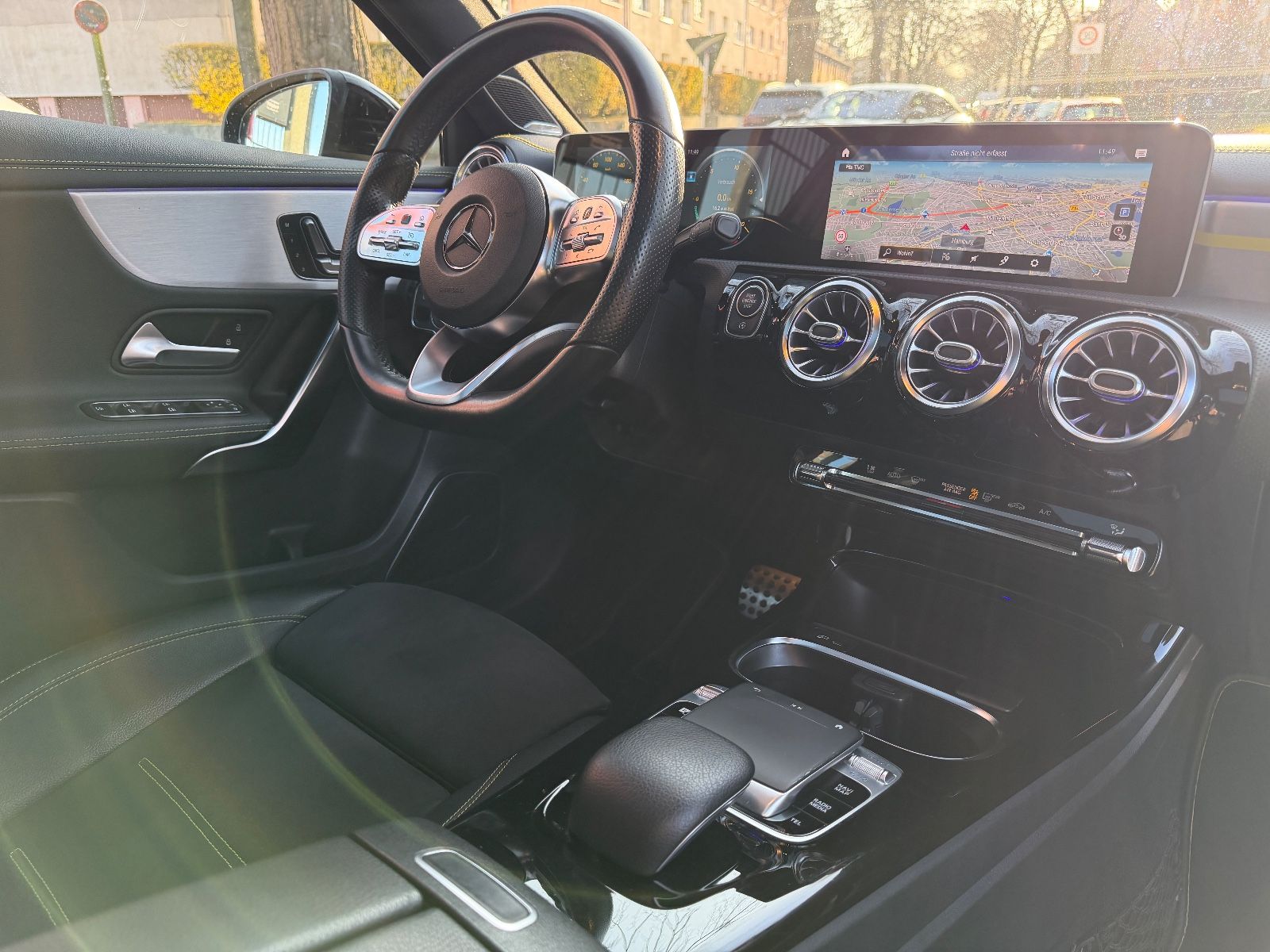 Fahrzeugabbildung Mercedes-Benz A 250 4Matic AMG Edition 1 JUNGESTERNE*PANO*MEMO