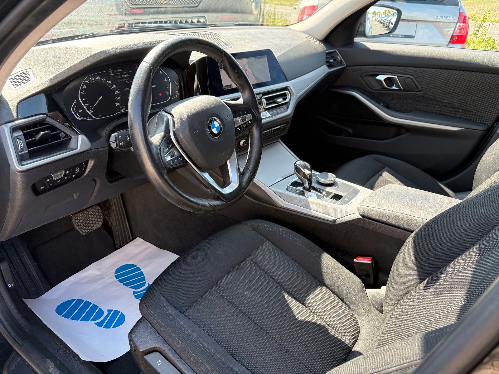 Fahrzeugabbildung BMW 320i Limo Aut. Navi 18"LMR LED 1.HAND SPORTLENK