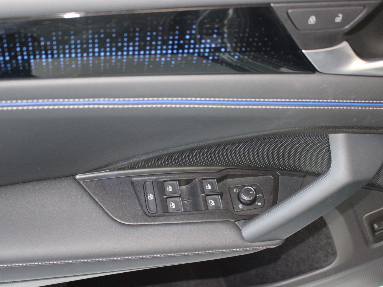 Fahrzeugabbildung Volkswagen Tiguan 2.0 TDI SCR 4M R-Line/360/ACC/AHK/St.Hz