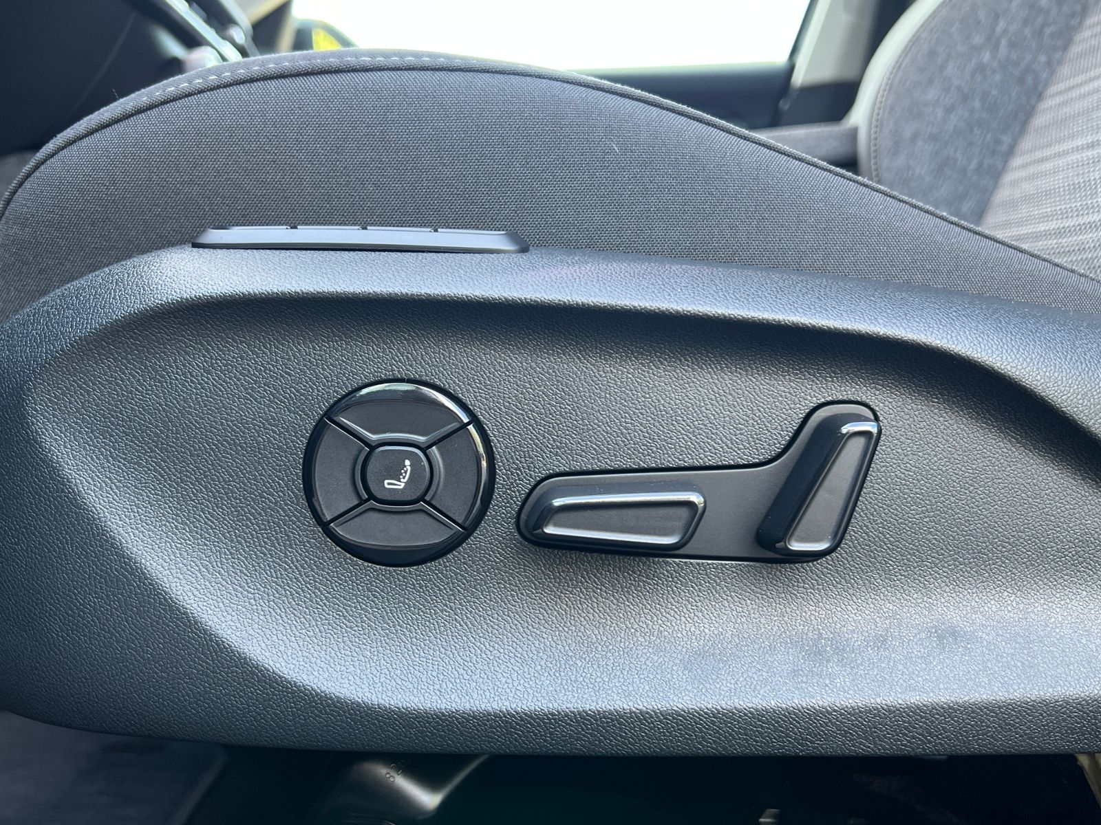 Fahrzeugabbildung SKODA Superb Combi Selection 2.0 TDI DSG *AHK, Navi, K