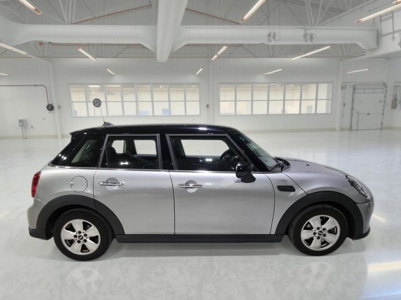 MINI COOPER ESSENTIAL AUTO 5 PORTE BERLINA imagem 3
