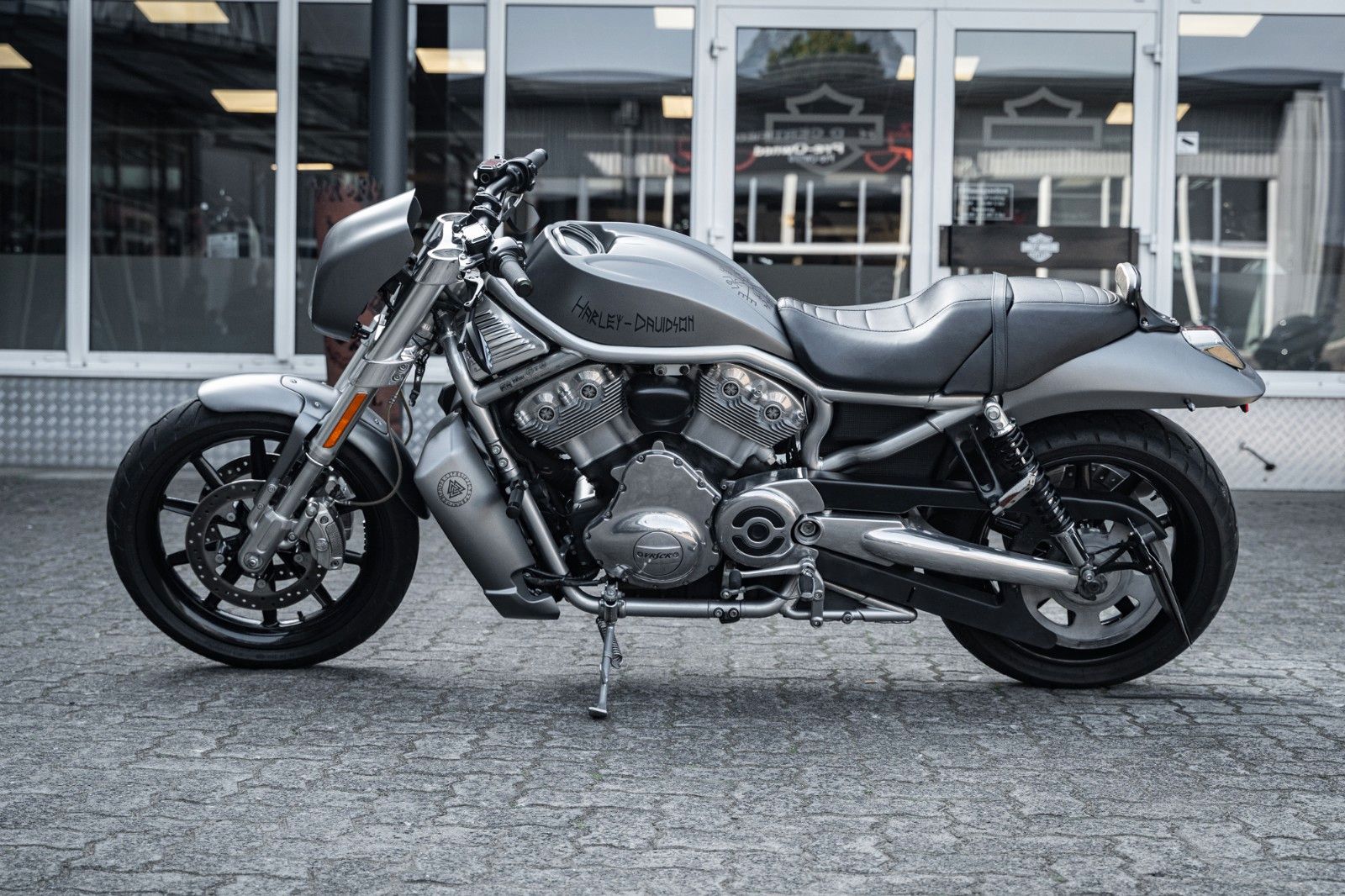 Fahrzeugabbildung Harley-Davidson VRSCR STREET ROD - REMUS ENDSCHALLDÄMPFER -