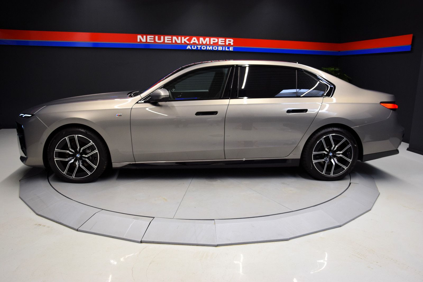 Fahrzeugabbildung BMW 740d xDrive M Sport Sky-Lounge AHK Standheizung