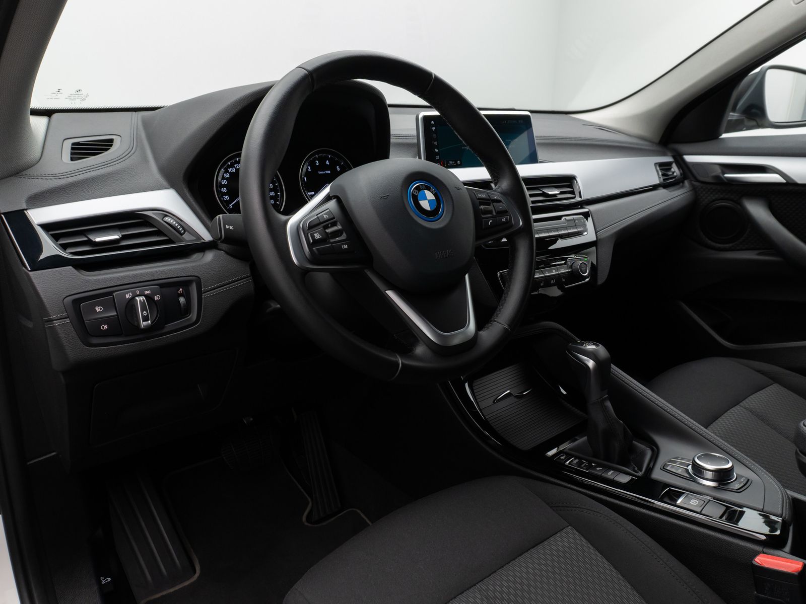 Fahrzeugabbildung BMW X2 xD25e DAB Navi Parkassist Geschwindigkeitsreg