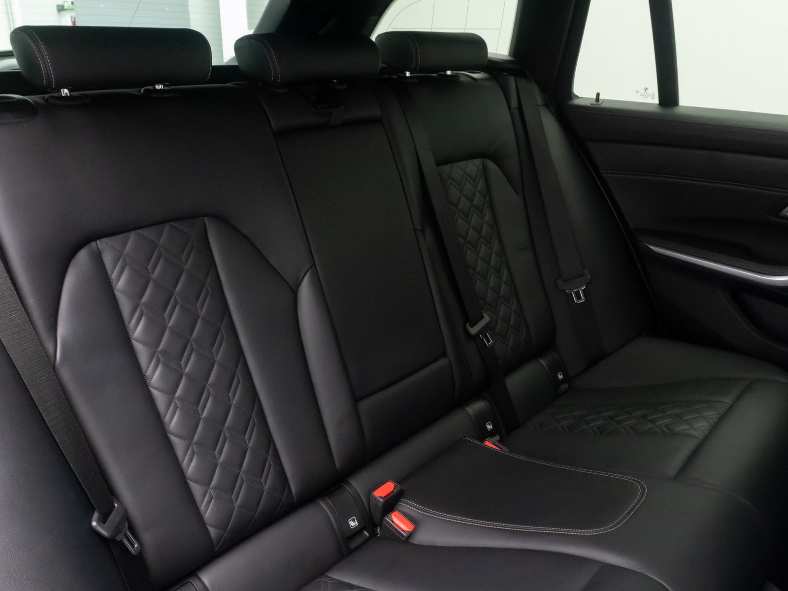 Fahrzeugabbildung BMW 330e xD M Sport Individual Kamera Laser HUD 19"