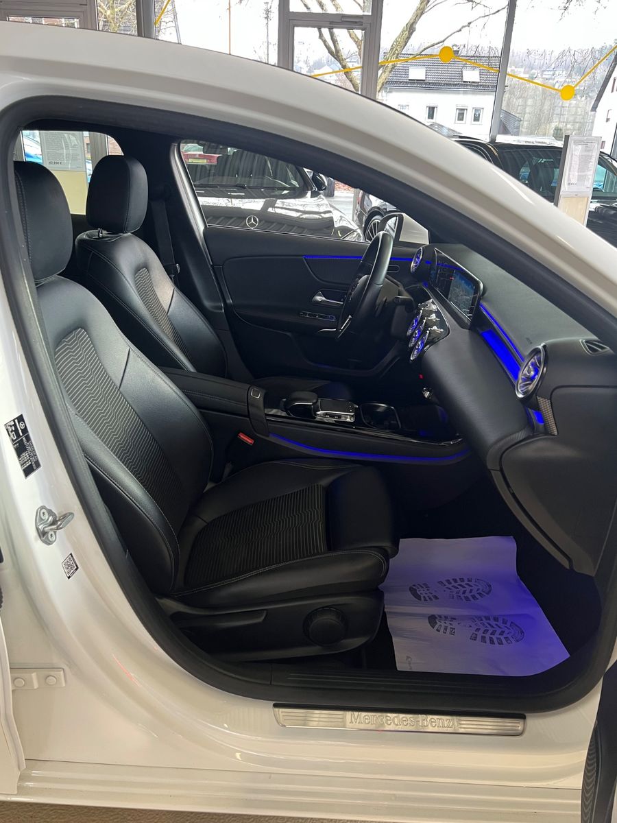 Fahrzeugabbildung Mercedes-Benz A 200 *AMBIENTE*WIDESCREEN*KAMERA*CARBON*LED*