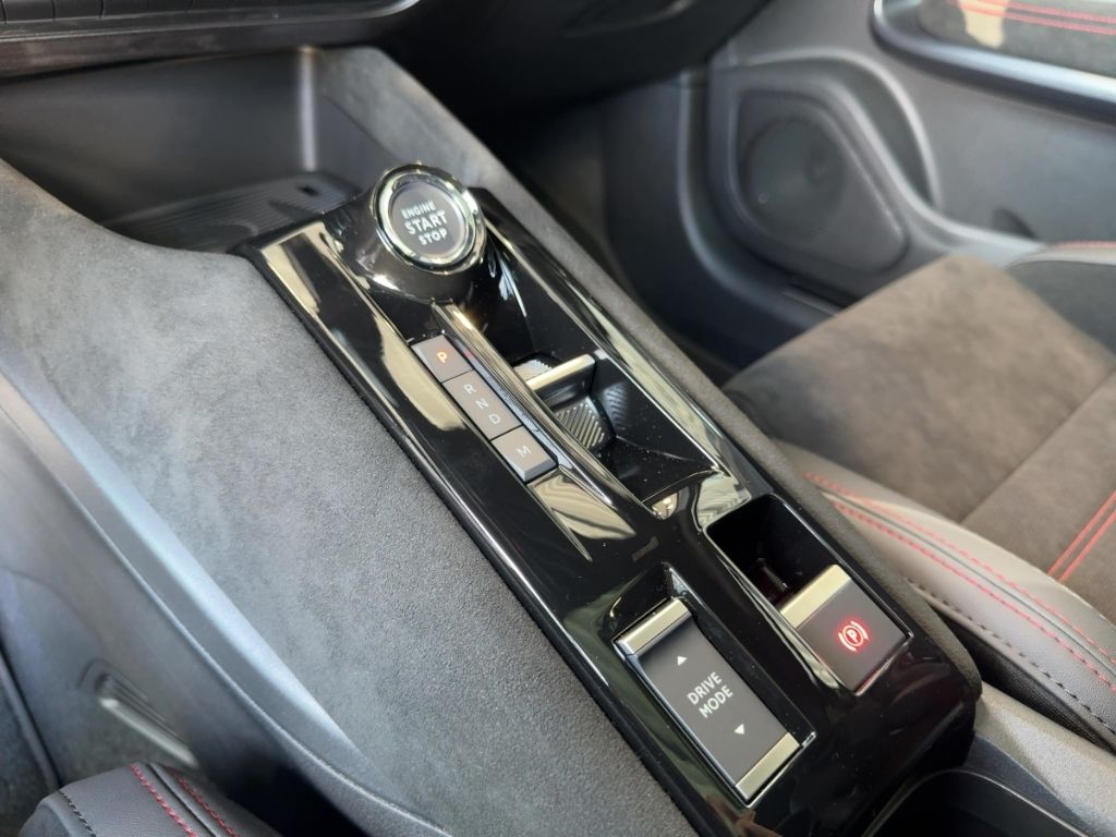Fahrzeugabbildung Alfa Romeo Junior 145 PS Ibrida Q4 Allrad, P-Dach, 18'', Ma