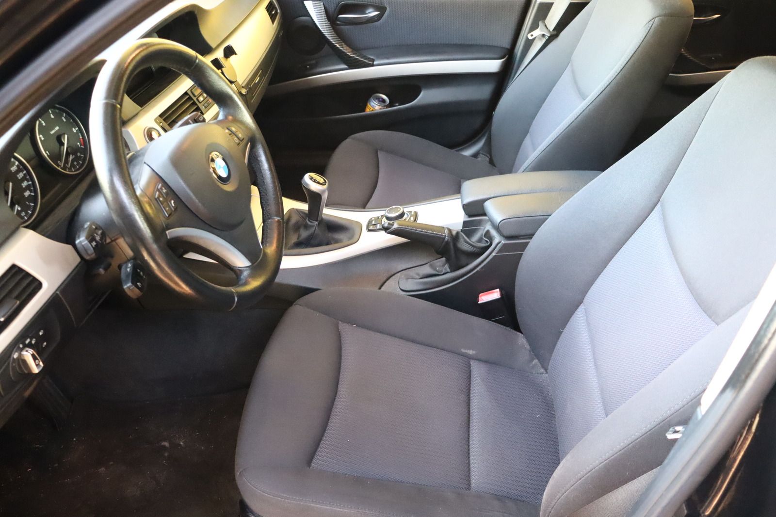 Fahrzeugabbildung BMW 318 i Touring * Xenon * SHZ * Navi