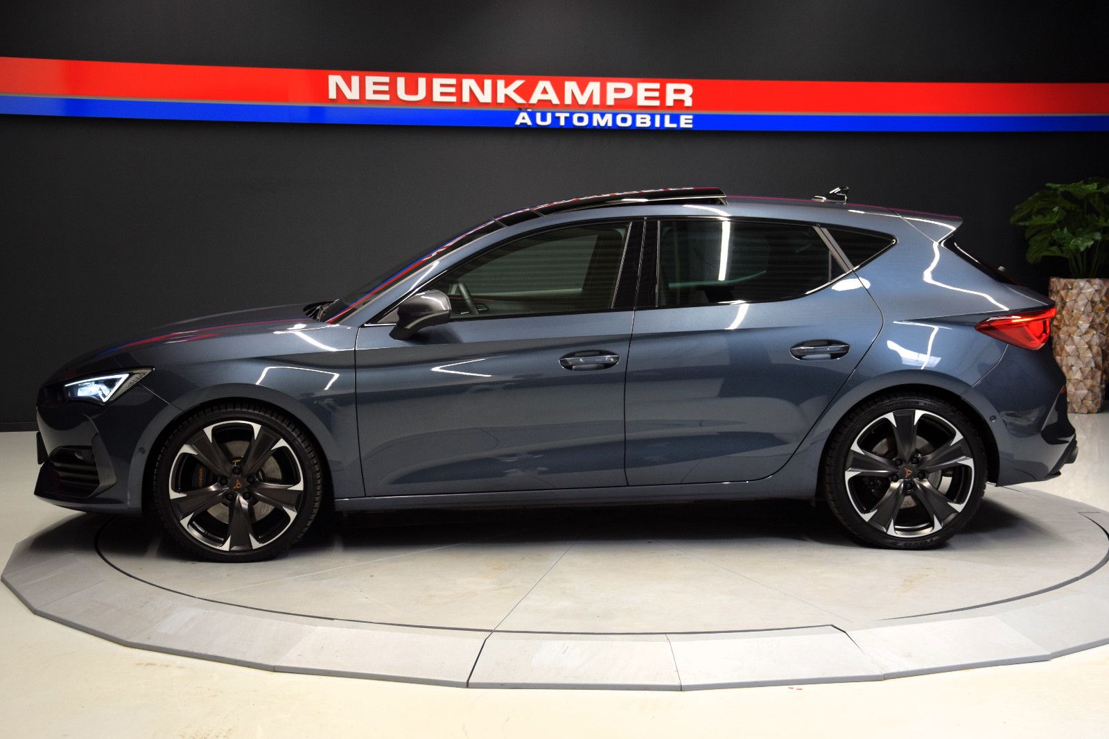 Fahrzeugabbildung CUPRA Leon VZ Pano ACC Schale Kamera 19"