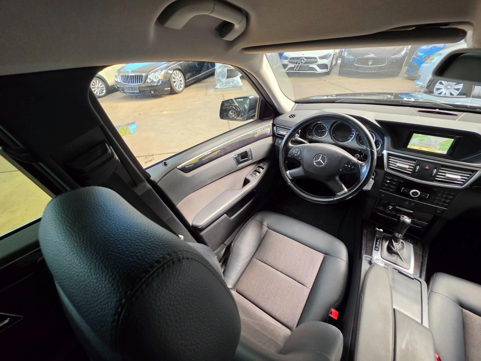 Mercedes-Benz E200 2011 — photo 30