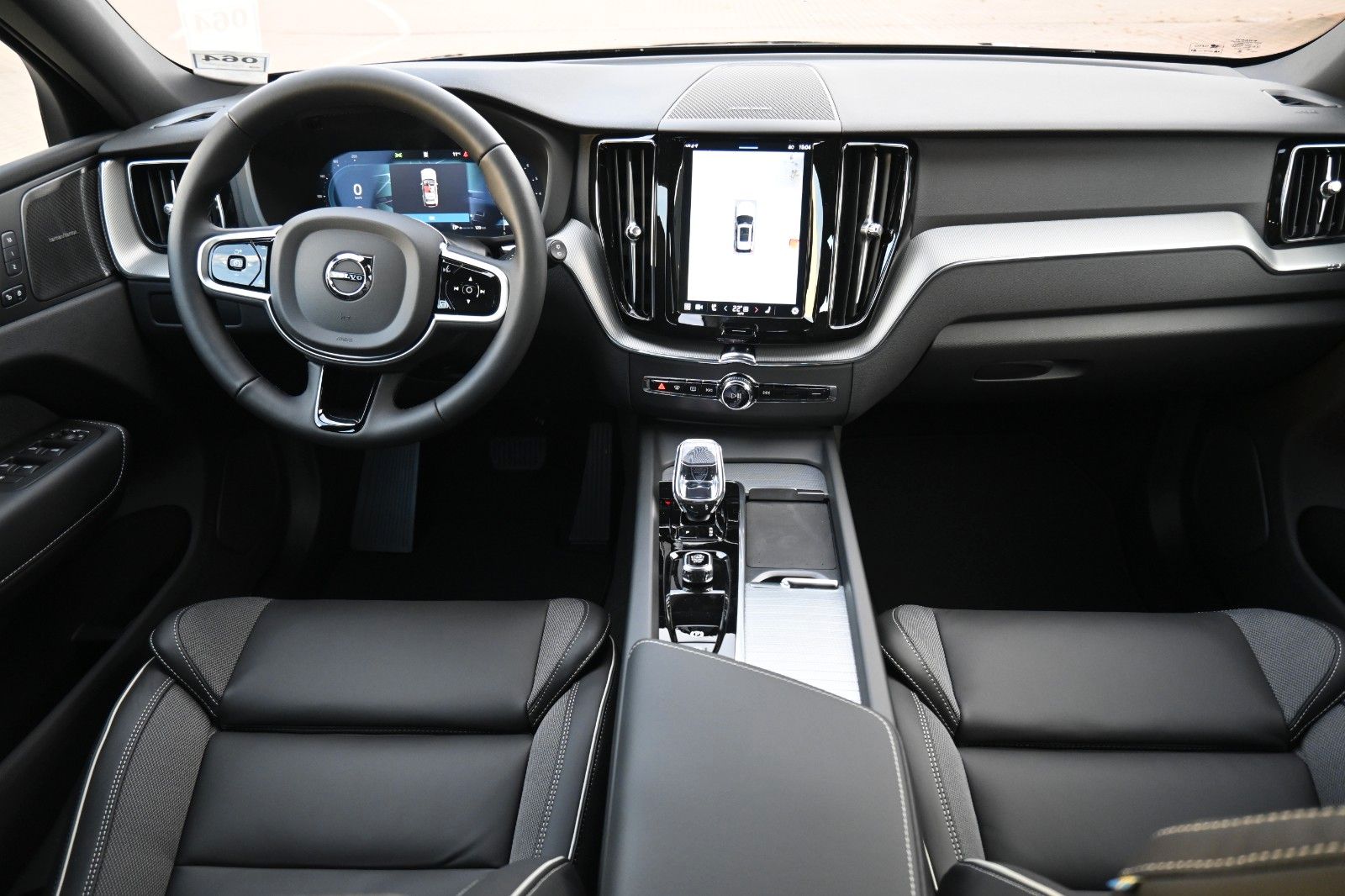 Fahrzeugabbildung Volvo XC60 B5 AWD Plus Black Edition*H&K*360°*ACC*AHK