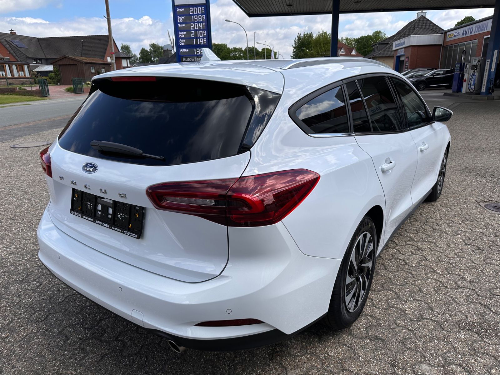 Fahrzeugabbildung Ford Focus Turnier 1.5 TDCi Titanium X Autom Navi/LED