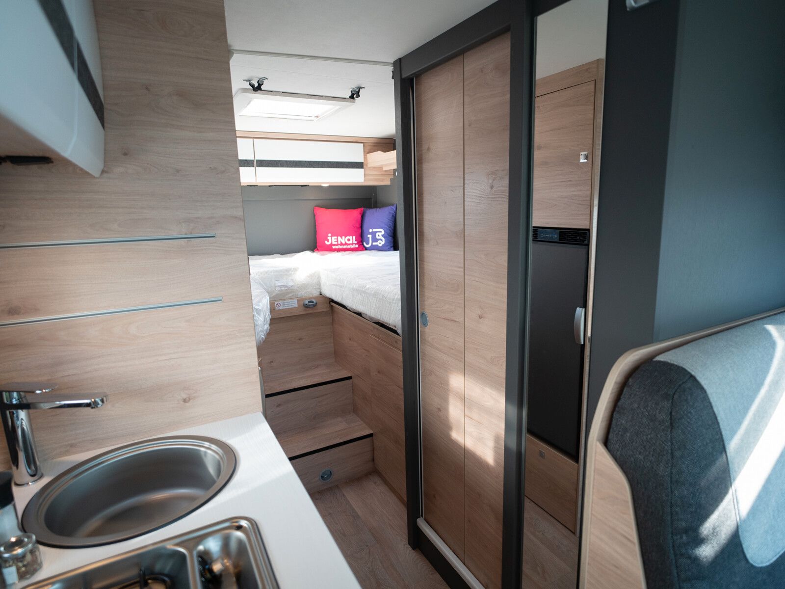 Fahrzeugabbildung Dethleffs Globebus Camp T 4 Bettenumbau, Schwenkbad