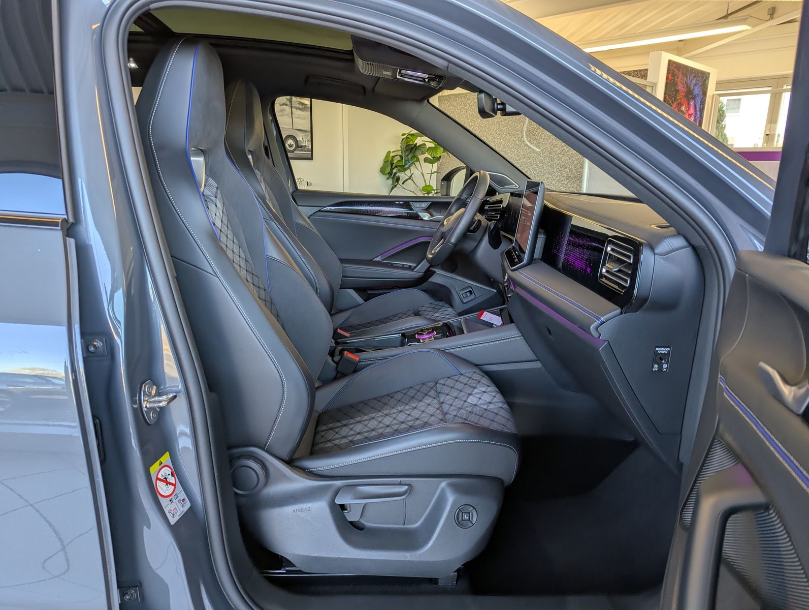 VW Tiguan 2.0TDI R-Line 4M Pano Black AHK Matrix 20 - Image 15