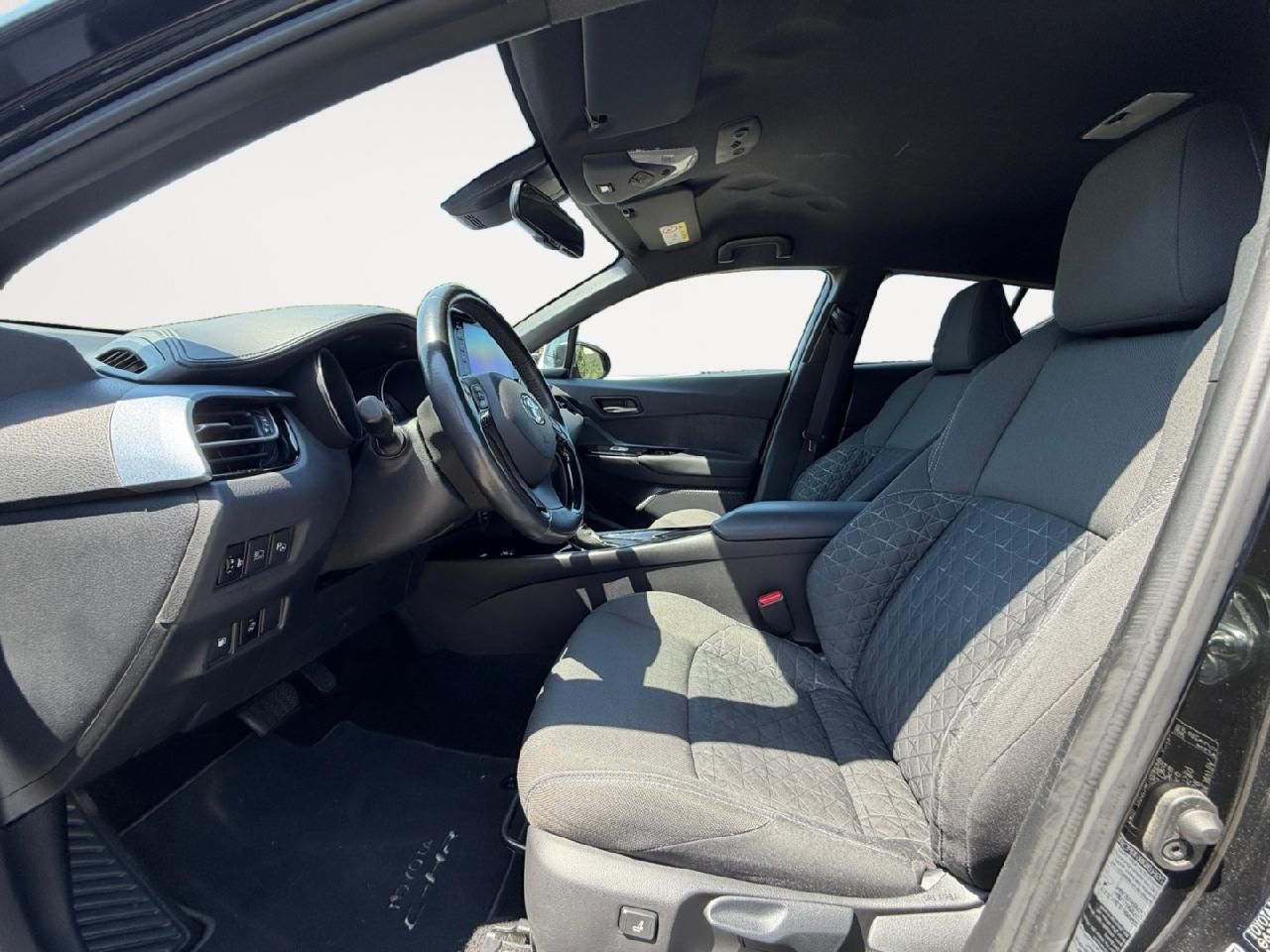 Fahrzeugabbildung Toyota C-HR Hybrid Team D
