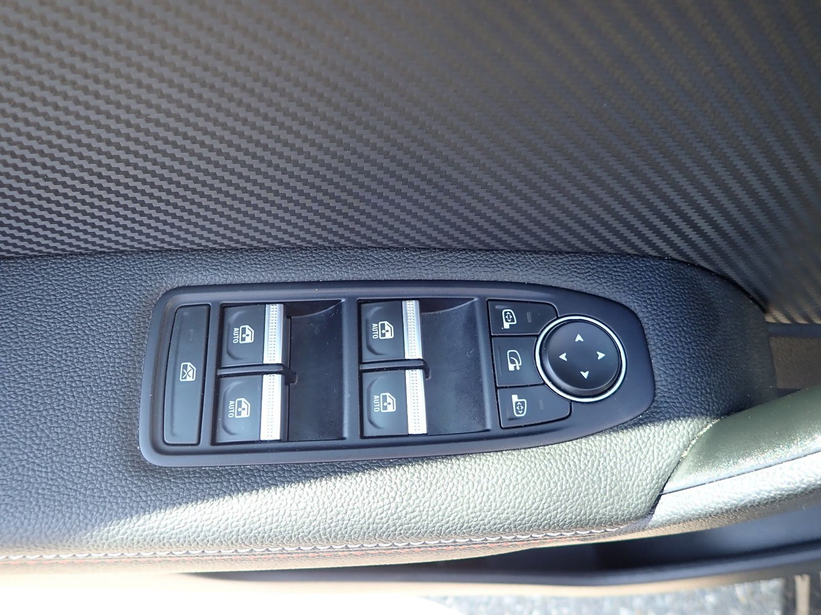 Fahrzeugabbildung Renault Captur TCe 140 EDC R.S.LINE/AUTOM./SHZ/NAVI/AHK/