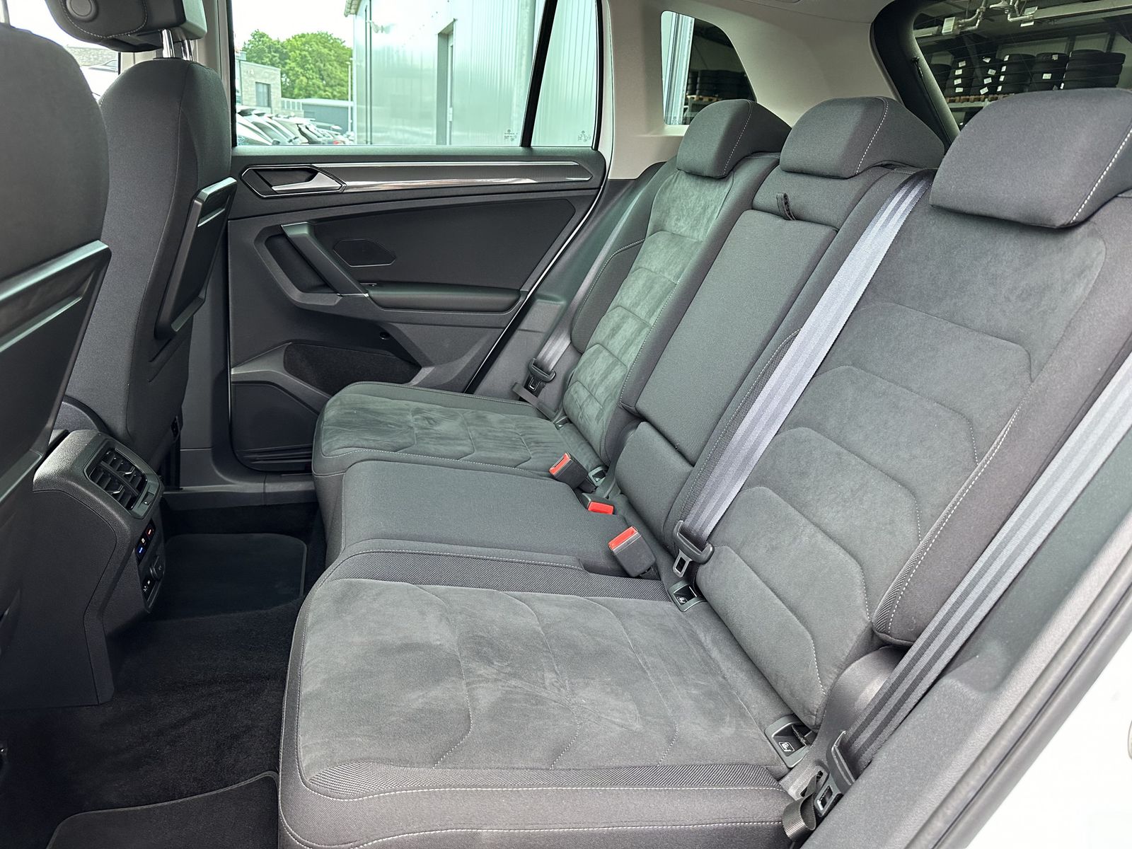 Fahrzeugabbildung Volkswagen Tiguan 2.0 TSI 4M DSG HL NAV+LED+DIGDISPLAY+ACC