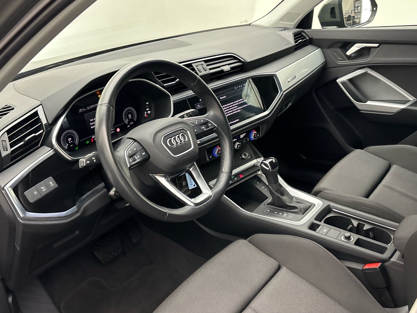 Audi Q3 45 TFSI e S tronic MMI LED AHK foto 9