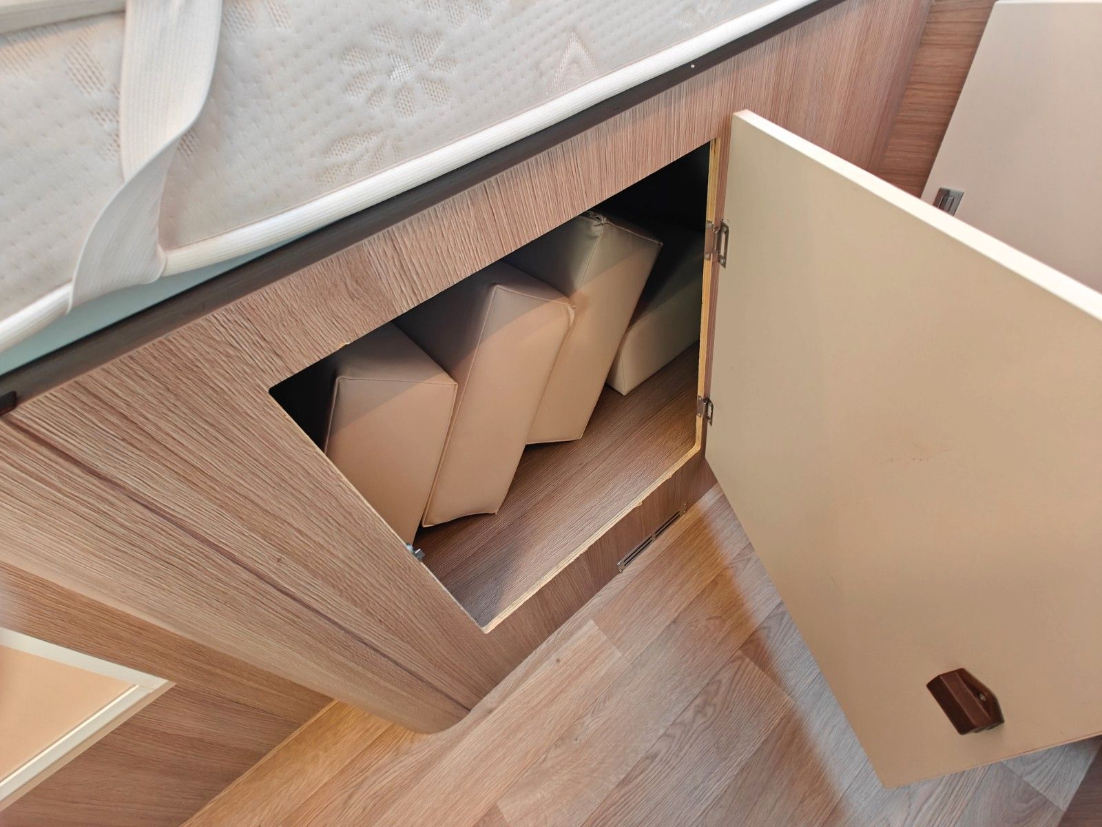 Fahrzeugabbildung XGO Dynamic 99 P + Hubbett, Solar, SAT, TV, Markise