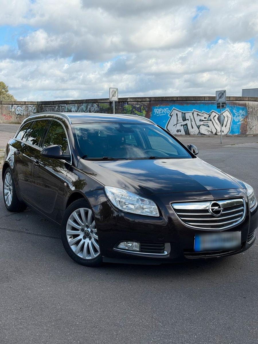 Opel Insignia 2011 — rear view