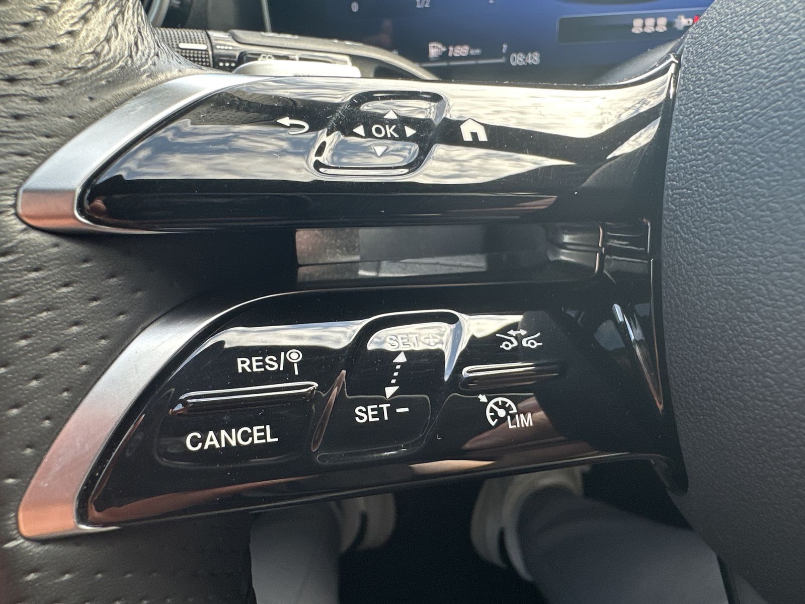 Fahrzeugabbildung Mercedes-Benz C 220d T AMG-Line NAV+LED+ACC+PANO+DISTRONIC+VC