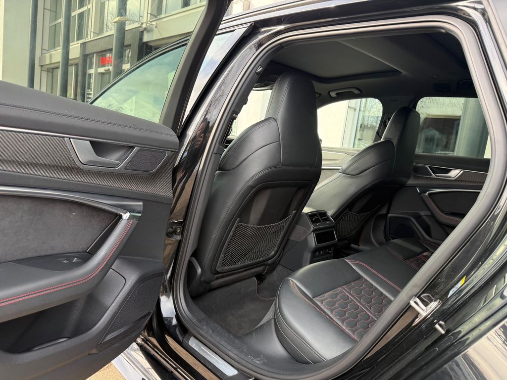 AUDI RS6 Avant PERFORMANCE/ STANDHZG./ B&O/ 22"/ PANO AUDI RS6 Avant PERFORMANCE/ STANDHZG./ B&O/ 22"/ PANO