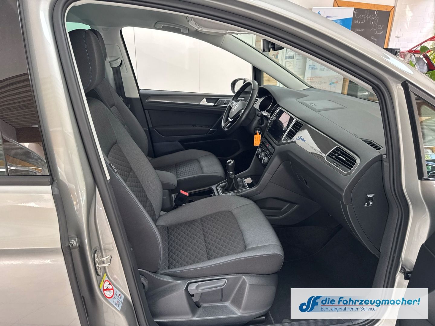 Fahrzeugabbildung Volkswagen Golf Sportsvan VII Join StandHZG Navi Dyn. Kurve