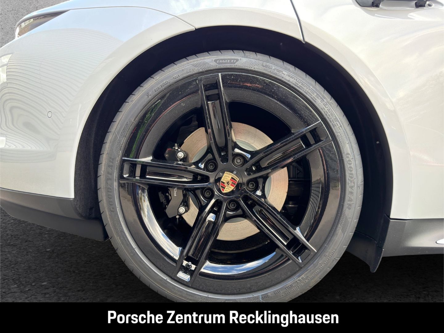 Porsche Taycan Black Edition SportDesign Paket Luftfeder foto 17